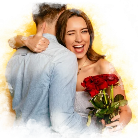 Pareja reencontrada tras recuperar a su ex pareja, abrazados y sonriendo con un ramo de rosas