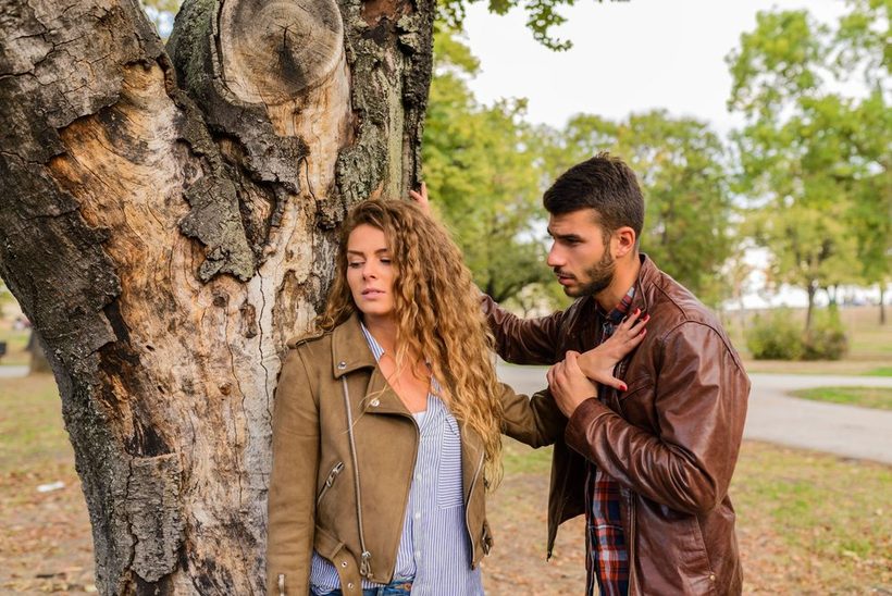 Pareja atravesando un momento de tensión y distancia